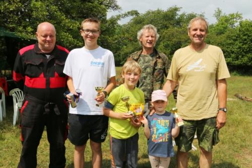 Mladí s poněkud odrostlejšími. Vláďa OK1FUJ, Ondra, Mikuláš, Martin OK1TKN, Karolína a Petr OK1AKI