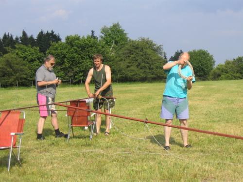Anténu rozebírali Honza Cuc OK1JC, Petr Knap OK1AKI a Honza Huryta OK1MNV