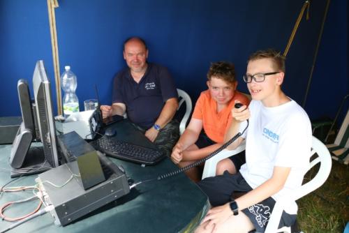 Začal PDM. U mikrofonu Ondra, provoz pozoruje Michal a dohlíží Roman OK1NPF