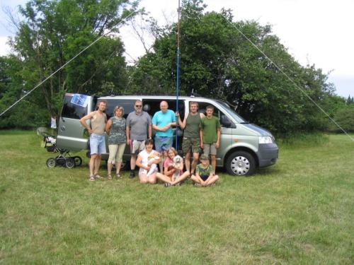 Martin a Věra Kobrlovi, Honza Cuc OK1JC, Honza Huryta OK1MNV, Petr a Kuba Knapovi. Sedící Štěpánka Knapová s Maruškou, Anička Knapová se psem Budem a Tomáš Kobrle