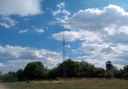 Pohled na dvojče antén pro 70 cm se stožárem