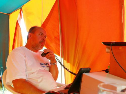 Roman OK1NPF u zařízení pro pásmo 144 MHz