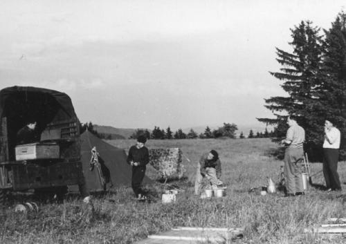 Nad hrnci kuchař Jarka Král, Jan Kuřík a Ruda Weber OK1VHD