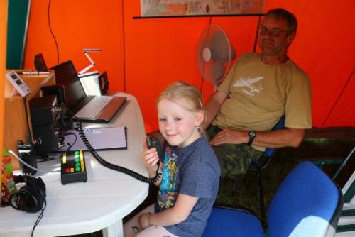U mikrofonu Karolína pod dohledem dědy Petra OK1AKI