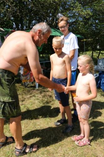 Petr OK1AKI blahopřeje Karolínce