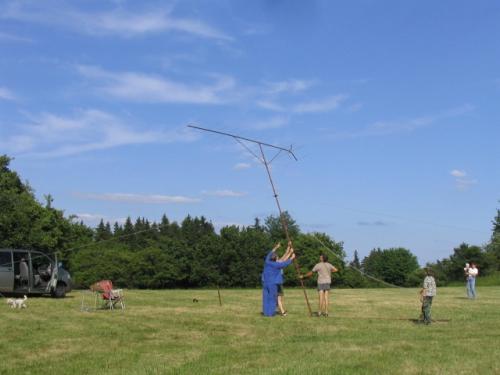 Při výstavbě antény Honza Cuc OK1JC, Kuba Knap, u kotvy Tomáš Kobrle, v pozadí Štěpánka Knapová s dcerou