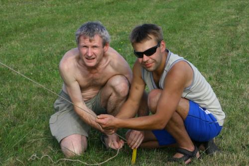 Martin Kobrle OK1TKN a Marek Jirásko při kotvení antény