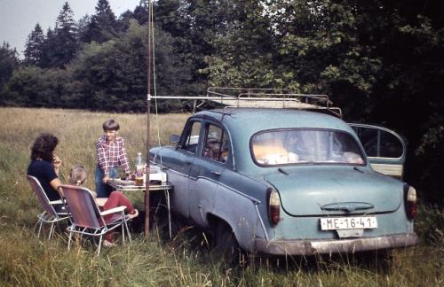 Ota Kozlík OK1XAV s dětmi Lukášem a Petrou se svým vodovodním stožárem