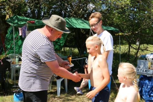 Vláďa OK1FUJ předává pohár Mikulášovi