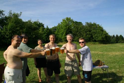Přípitek před závodem - zleva Roman Pokorný OK1NPF, Kuba, Štěpánka a Petr OK1AKI Knapovi, Martin OK1TKN a Tomáš Kobrlovi