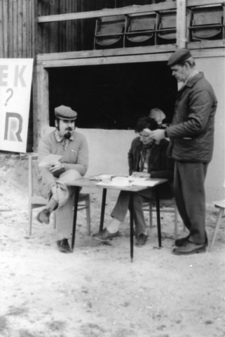 Průběžná kontrola pořadí - sedící Honza Cuc OK1JJC, Jaroslav Štefan (Železnice)