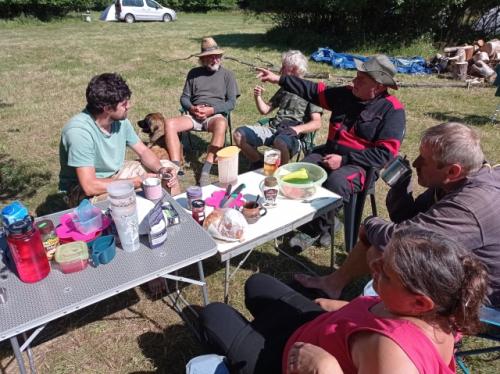 Dopolední siesta. Kuba, Ota OK1XAV, Martin OK1TKN, Vláďa OK1FUJ, Petr OK1AKI a Štěpánka