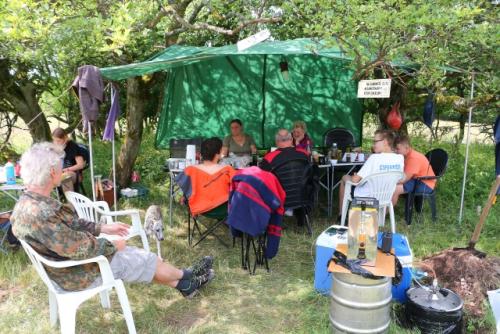 Předzávodní siesta. Martin OK1TKN, Kuba, Vláďa OK1FUJ, Ondra a Michal. V pozadí Štěpánka a Bára 