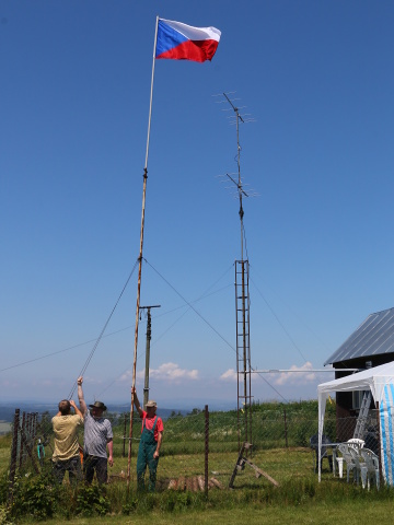 Vztyčení nezbytné vlajky. Petr OK1AKI, Vláďa OK1FUJ a Martin OK1TKN