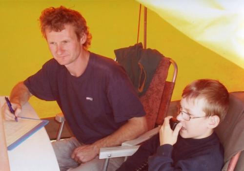 U mikrofonu Tomáš Kobrle, zapisoval táta Martin OK1TKN