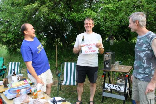 Petr Knap OK1AKI přebral ocenění Zasloužilý VO z rukou Romana Pokorného OK1NPF a Marina Kobrleho OK1TKN