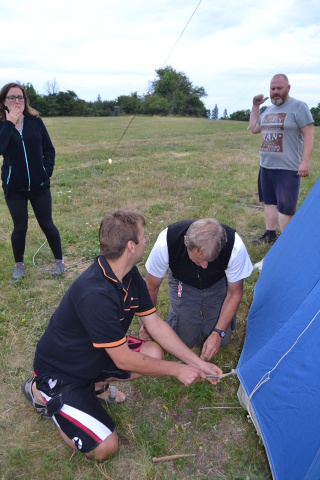Při výstavbě vysílacího stanu pro provoz na 70 cm Naďa Kolocová, Marek Jirásko, Petr Knap OK1AKI a Martin Cuc