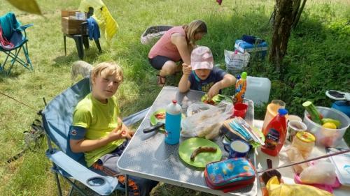 Po závodě zasloužená svačina. Mikuláš, Anička a Karolína