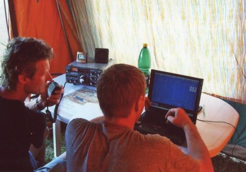 Na začátku závodu byl u mikrofonu Martin Kobrle OK1TKN a zapisoval Petr Knap OK1AKI