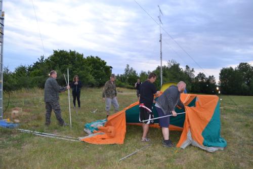 Výstavbu vysílacího stanu pro provoz na 2 m zajišťovali. Roman Pokorný OK1NPF, Naďa Kolocová, Martin Kobrle OK1TKN, Petr Knap OK1AKI, Marek Jirásko a Martin Cuc