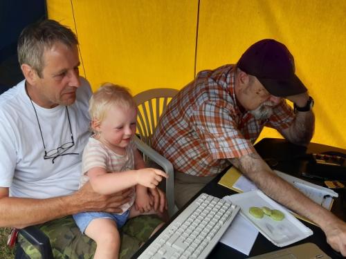 Petr OK1AKI s vnučkou Karolínkou a Honza OK1JC u zařízení pro pásmo 432 MHz