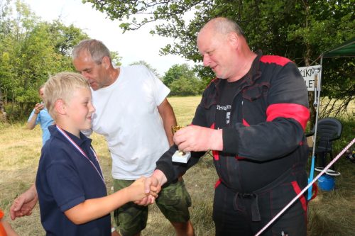 Mikuláš přebírá pohár za Výsledky v PDM 2024. Předává Vláďa OK1FUJ