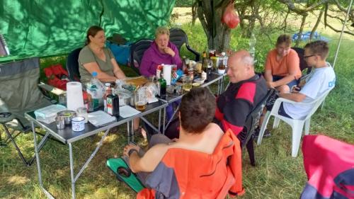 Uvolněná nálada, jen aby měl kdo vysílat. Kuba, Vláďa OK1FUJ, Ondra, Michal, Bára a Štěpánka.