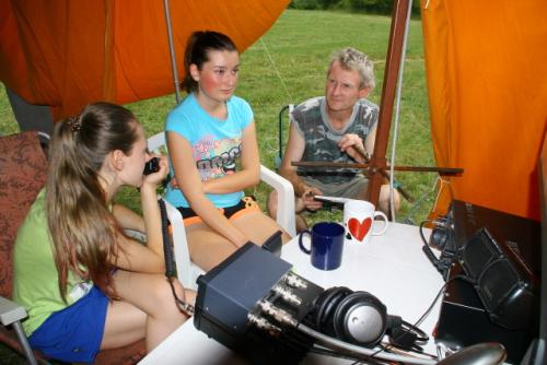U mikrofonu byla Martina Kobrlová, sledovala Anička Procházková, anténu ovládal Martin Kobrle OK1TKN