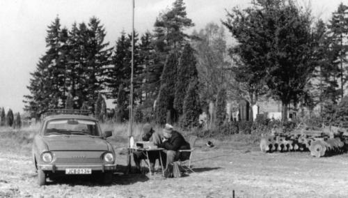 U mikrofonu Honza Huryta OK1MNV, anténu směruje Honza Cuc OK1JJC