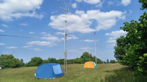 Antény stojí, sluníčko hřeje, je čas závodit