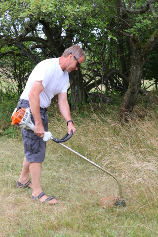 S křovinořezem upravil okolí Petr Knap OK1AKI