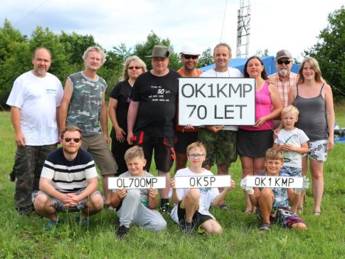 Zdravé jádro radioklubu po skončení závodu - stojící Roman OK1NPF, Martin OK1TKN, Věra, Vláďa OK1FUJ, Marek, Petr OK1AKI, Štěpánka, Honza OK1JC a Anička, sedící Tomáš, Martin, Ondra a Dominik