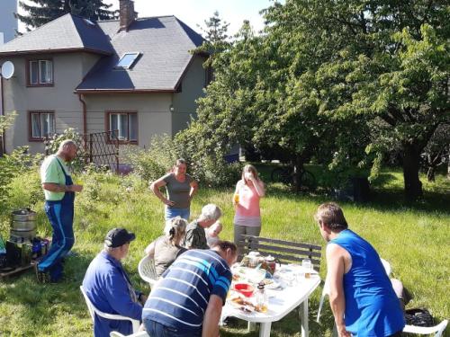 Při hodnocení po konci závodu Vítek, Štěpánka, Anička, Marek, Roman OK1NPF, Honza OK1JC, Věra, Martin OK1TKN a Karolínka