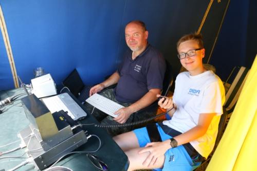 Další pásmo jel samostatně Ondra pod dohledem táty Romana OK1NPF