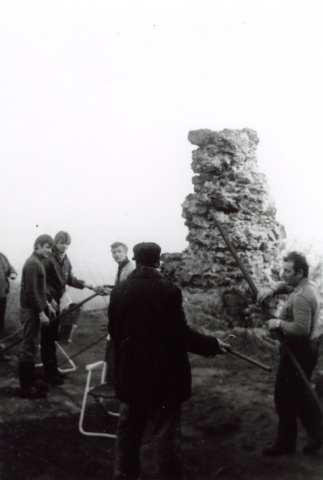 Stavba antény - Petr OK1AKI, Ota ml. a Ota st. Knapovi, Honza Huryta OK1MNV a Míla Jůza OK1DMJ