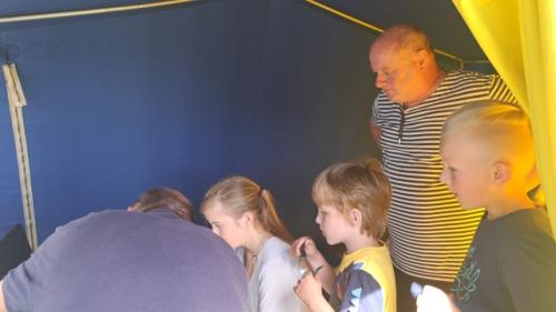 Po skončení závodu nám Berenika nahrála novou výzvu do papouška. Přihlíží David, Vláďa OK1FUJ a Mikuláš