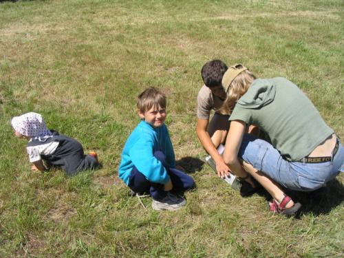 Závod skončil, při začátku balení Maruška Knapová, Martina Kobrlová, Kuba a Anička Knapovi
