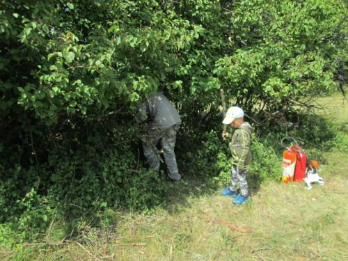 Martin Kobrle OK1TKN připravil kameny na ohniště pod dozorem Mikuláše