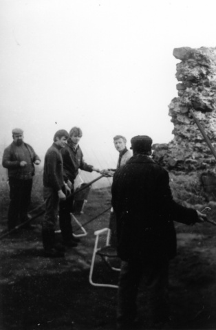 Stavba antény - Honza Cuc OK1JJC, Petr OK1AKI, Ota ml. a Ota st. Knapovi, Honza Huryta OK1MNV