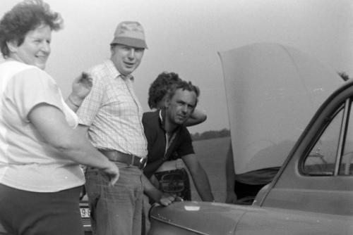 Kontrola motoru před cestou domů - Blanka Knapová, Honza Huryta OK1MNV a Pepa Nosek OK1AXN