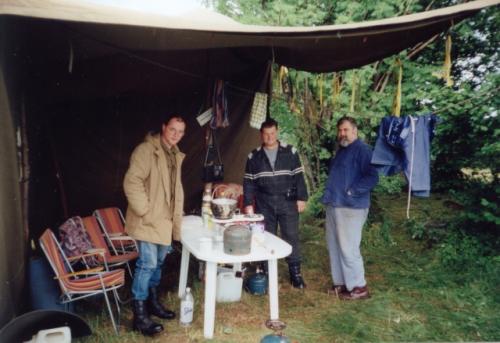 Skryti před deštěm Vláďa Ferles, Martin a Honza OK1JJC Cucovi