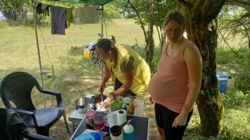 Na závěr závodu malé občerstvení. Štěpánka s Aničkou