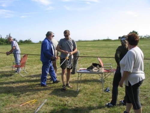 O rozebrání antény se postarali Ota Knap st., Honza Cuc OK1JC, Petr Knap OK1AKI, Věra Kobrlová a Blanka Knapová