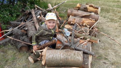 Takhle se při přípravě dřeva zapojil Mikuláš Píro