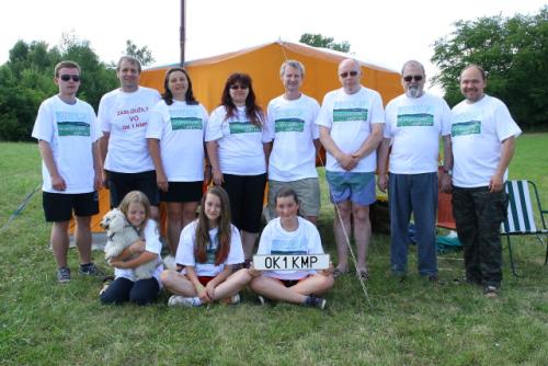 Závěrečné foto - Tomáš Kobrle, Petr OK1AKI a Štěpánka Knapovi, Věra a Martin OK1TKN Kobrlovi, Honza Huryta OK1MNV, Honza Cuc OK1JC, Roman Pokorný OK1NPF a sedící Maruška Knapová se psem Budem, Martina Kobrlová a Anička Procházková