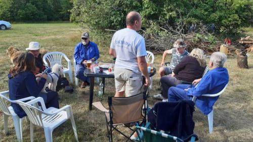 Vše už bylo postaveno. Při odpočinku Štěpánka Knapová, Vláďa Ferles OK1FUJ, Honza Cuc OK1JC, Roman Pokorný OK1NPF, Martin OK1TKN a Věra Kobrlovi, Ota Knap