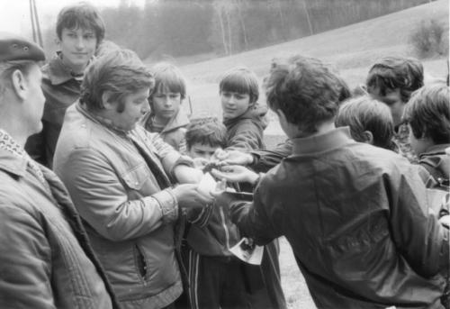 Při předávání drobných upomínkových cen Jirka Podlipný OK1MZO