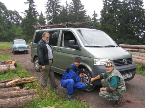 Pro poslední úsek výjezdu bylo nutné nasadit řetězy, což udělali Honza Cuc OK1JC, Marek Jirásko a Martin Kobrle OK1TKN
