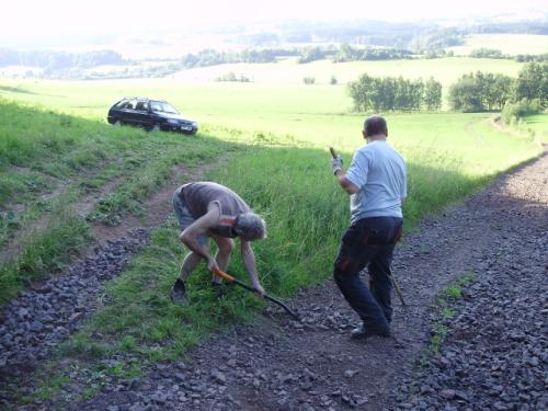 Při úpravě příjezdové cesty den před PD Martin Kobrle OK1TKN a Roman Pokorný OK1NPF