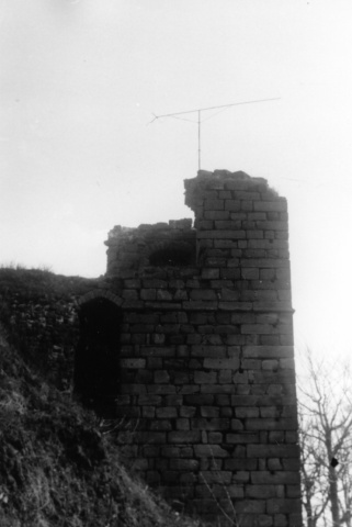 Pohled na zříceninu hradu s anténou F9FT